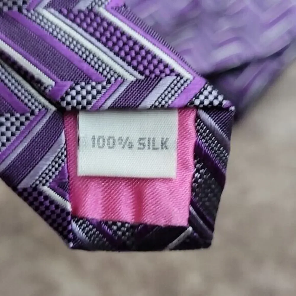 Isaac Mizrahi Purple Geometric Stripe 100% silk Men's Necktie